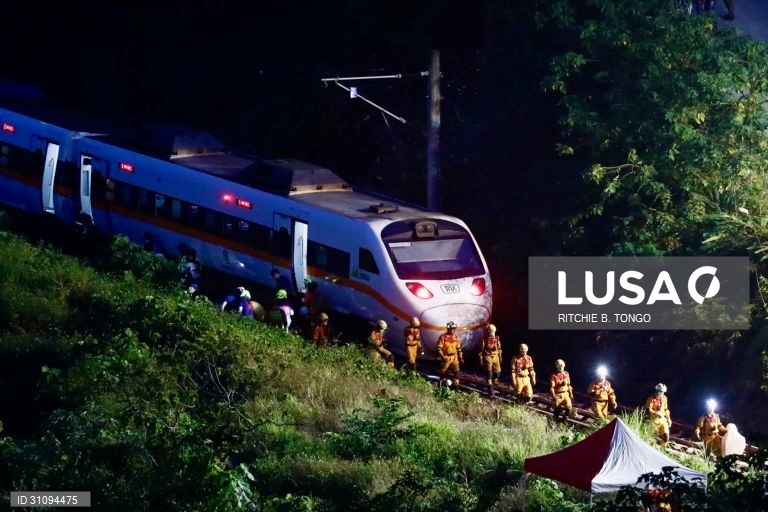 Comboio descarrila em Taiwan