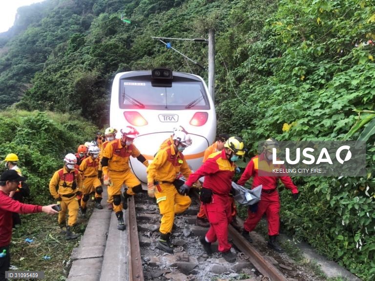 Comboio descarrila em Taiwan