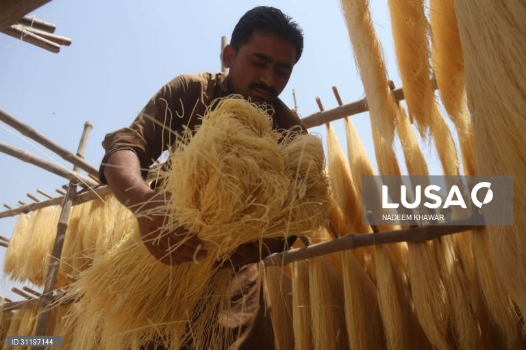 Paquistão: Fabrico artesanal de vermicelli