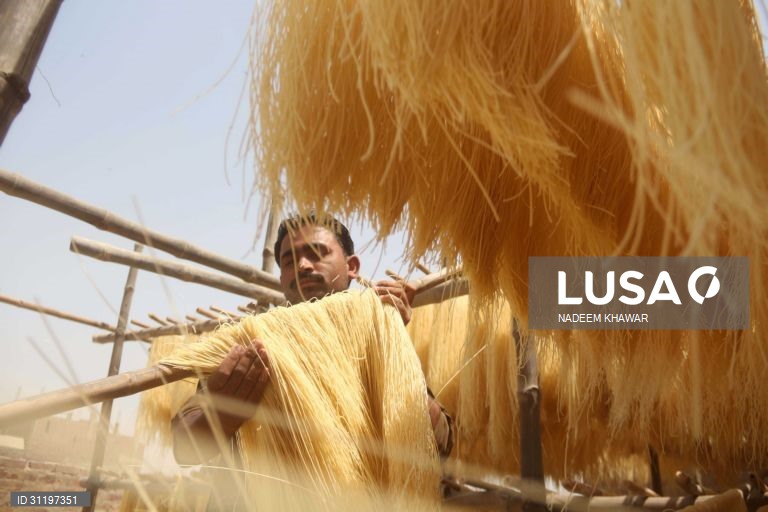 Paquistão: Fabrico artesanal de vermicelli