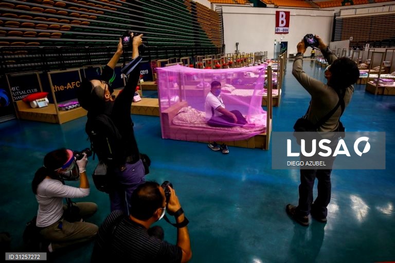 Banguecoque instala camas hospitalares num pavilhão para acolher pacientes de covid-19.