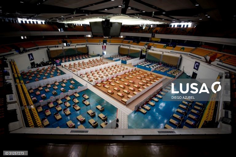 Banguecoque instala camas hospitalares num pavilhão para acolher pacientes de covid-19.