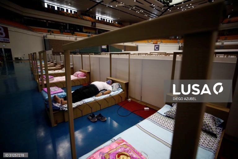 Banguecoque instala camas hospitalares num pavilhão para acolher pacientes de covid-19.