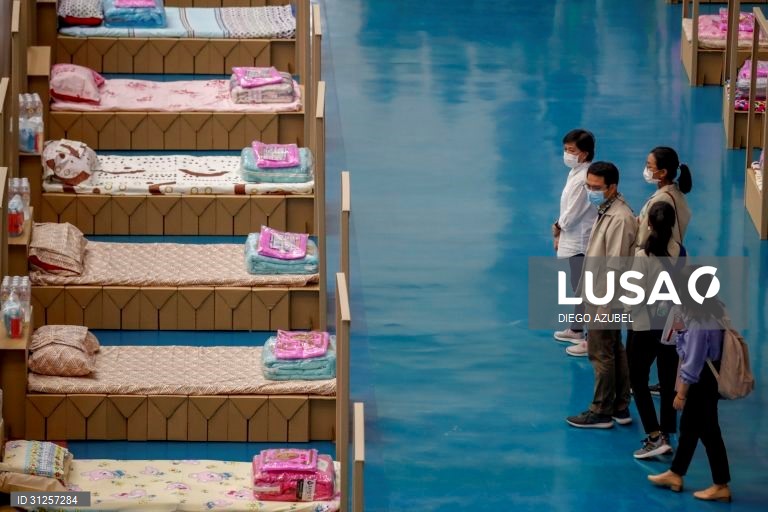 Banguecoque instala camas hospitalares num pavilhão para acolher pacientes de covid-19.