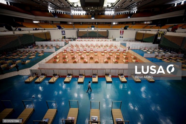 Banguecoque instala camas hospitalares num pavilhão para acolher pacientes de covid-19.