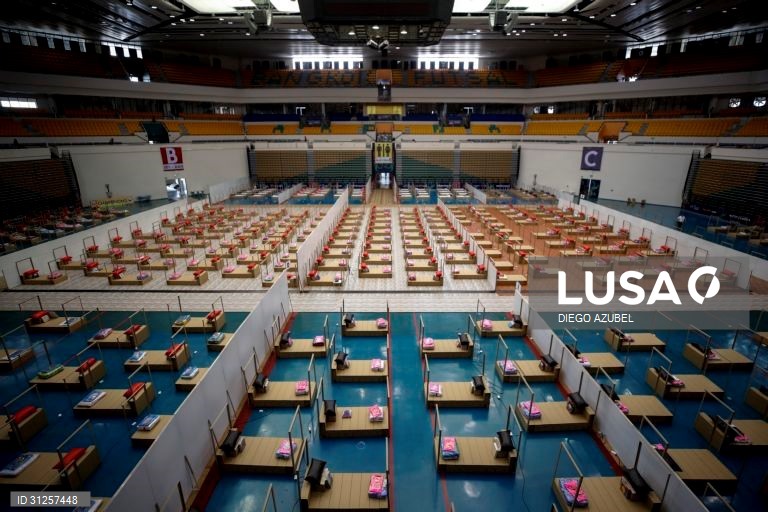 Banguecoque instala camas hospitalares num pavilhão para acolher pacientes de covid-19.