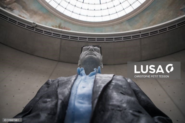 França: Exposição de arte contemporânea em Paris