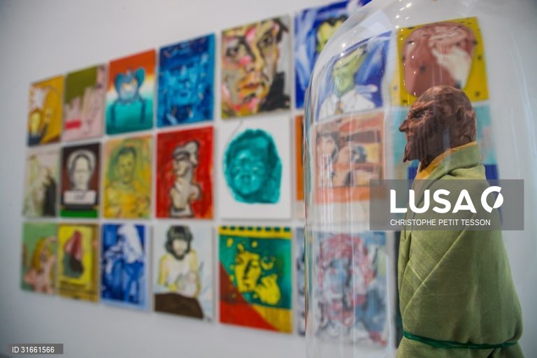 França: Exposição de arte contemporânea em Paris