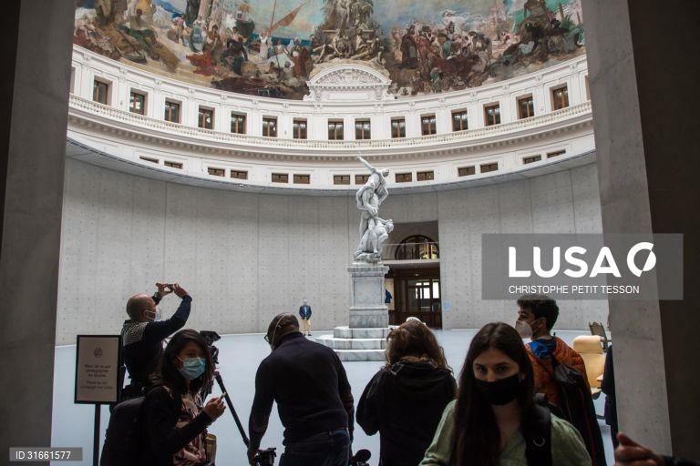 França: Exposição de arte contemporânea em Paris