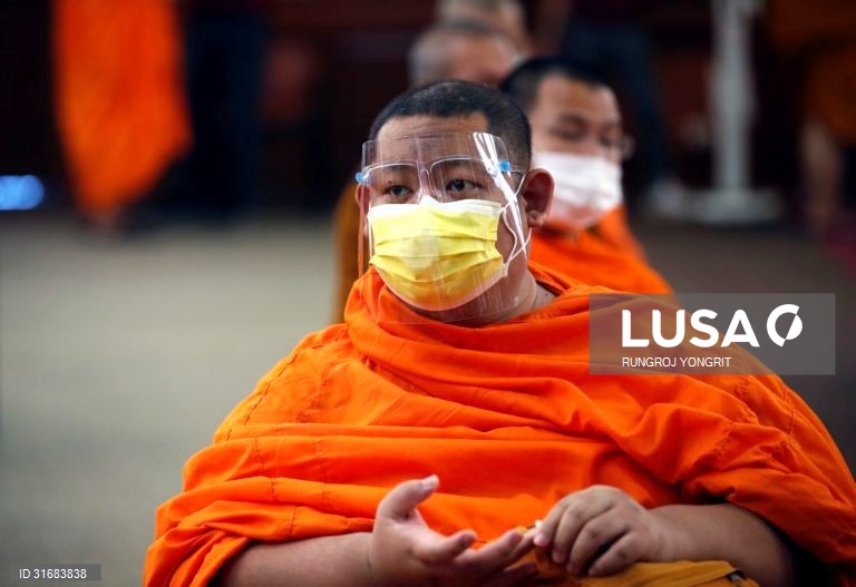 Tailândia: Vacinação de monges budistas contra a covid-19