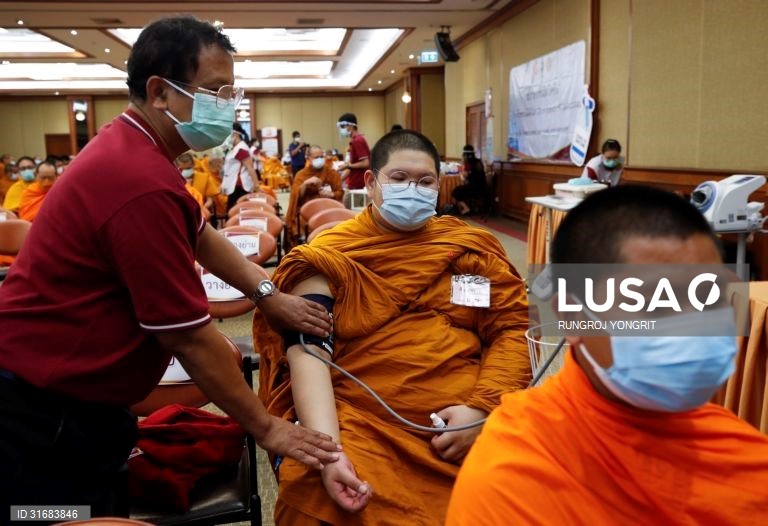 Tailândia: Vacinação de monges budistas contra a covid-19