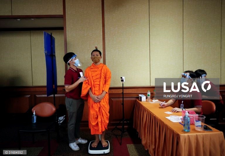 Tailândia: Vacinação de monges budistas contra a covid-19