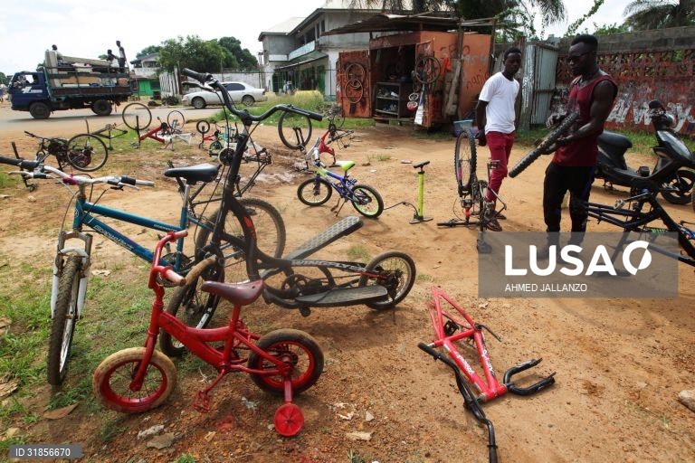 Libéria: Reparação de bicicletas em Monróvia