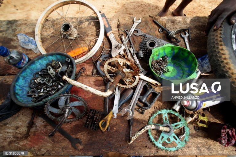 Libéria: Reparação de bicicletas em Monróvia