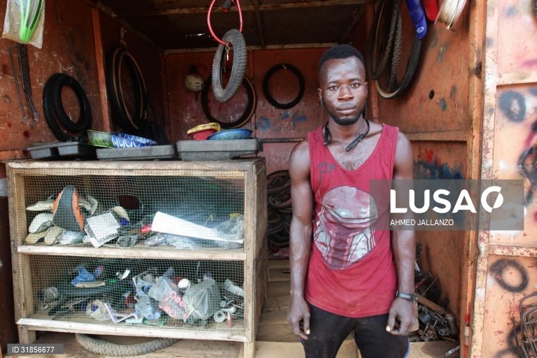 Libéria: Reparação de bicicletas em Monróvia