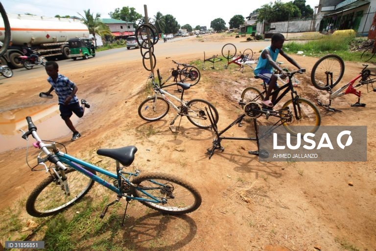Libéria: Reparação de bicicletas em Monróvia