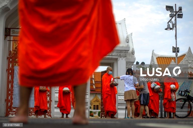 Monges budistas recebem esmolas na celebração do Visakha Bucha em Banguecoque