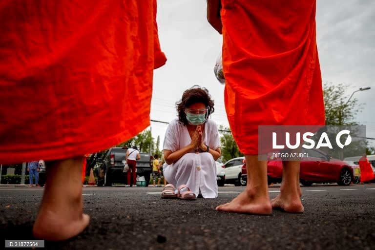 Monges budistas recebem esmolas na celebração do Visakha Bucha em Banguecoque