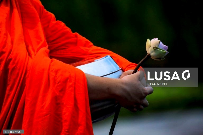 Monges budistas recebem esmolas na celebração do Visakha Bucha em Banguecoque