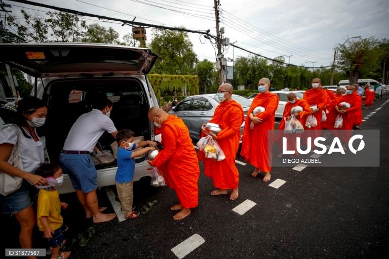 Monges budistas recebem esmolas na celebração do Visakha Bucha em Banguecoque