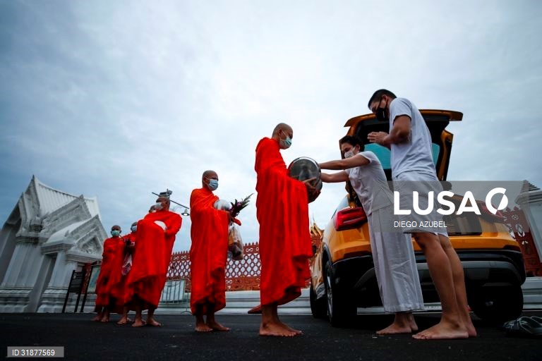 Monges budistas recebem esmolas na celebração do Visakha Bucha em Banguecoque