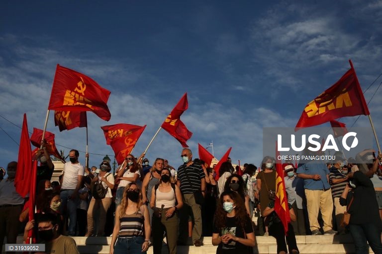 Grécia: Manifestação do Partido Comunista contra a reforma laboral do governo