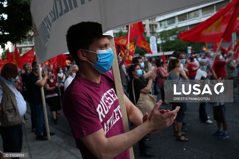 Grécia: Manifestação do Partido Comunista contra a reforma laboral do governo