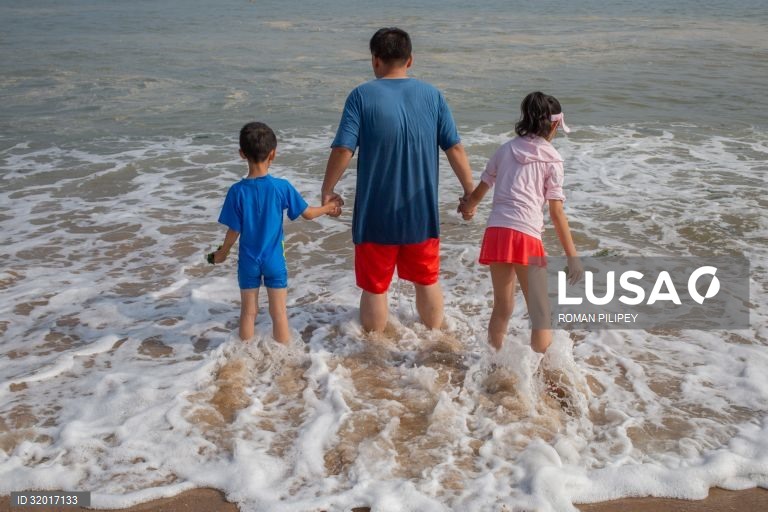 China aumenta para três limite de filhos por casal