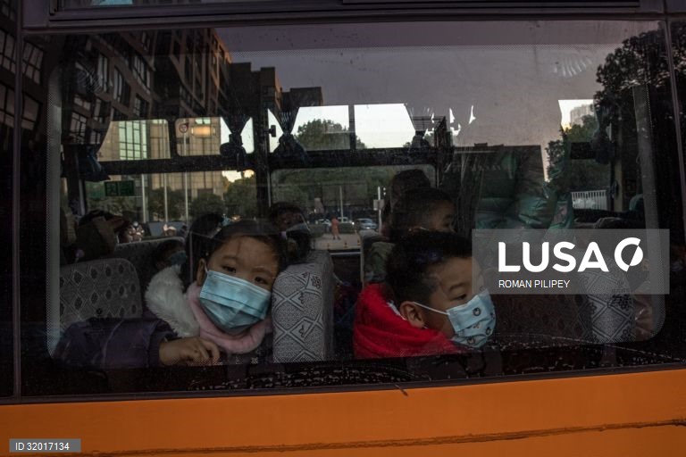 China aumenta para três limite de filhos por casal