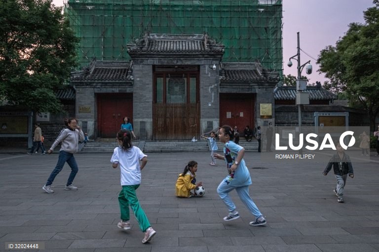 China aumenta para três limite de filhos por casal