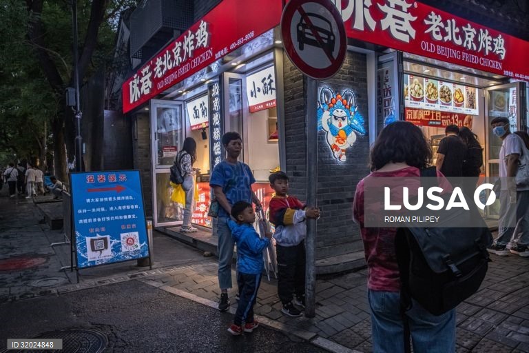 China aumenta para três limite de filhos por casal
