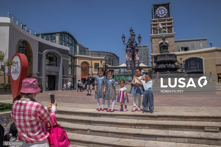 China aumenta para três limite de filhos por casal