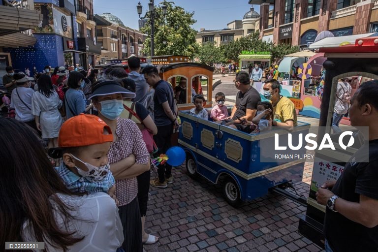 China aumenta para três limite de filhos por casal