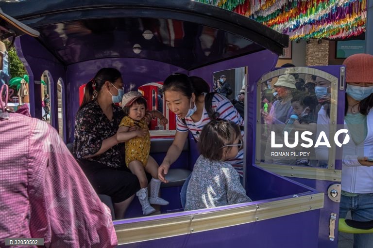 China aumenta para três limite de filhos por casal