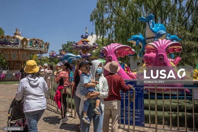 China aumenta para três limite de filhos por casal