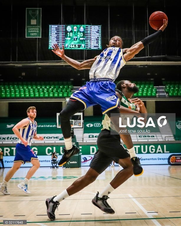 O jogador do Sporting, João Fernandes (D), disputa a bola com o jogador do FC Porto, Jalen Riley, durante o quinto jogo da Final do Playoff do Campeonato Nacional de Basquetebol, no Pavilhão João Rocha, em Lisboa, 02 de junho de 2021. JOSÉ SENA GOULÃO/LUSA