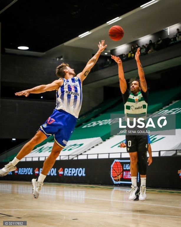 O jogador do Sporting, Travante Williams (D), disputa a bola com o jogador do FC Porto, João Soares, durante o quinto jogo da Final do Playoff do Campeonato Nacional de Basquetebol, no Pavilhão João Rocha, em Lisboa, 02 de junho de 2021. JOSÉ SENA GOULÃO/LUSA