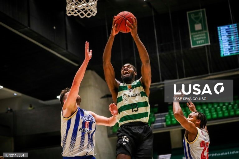 O jogador do Sporting, João Fernandes (C), faz um afundanço durante o quinto jogo da Final do Playoff do Campeonato Nacional de Basquetebol, frente ao FC Porto, no Pavilhão João Rocha, em Lisboa, 02 de junho de 2021. JOSÉ SENA GOULÃO/LUSA
