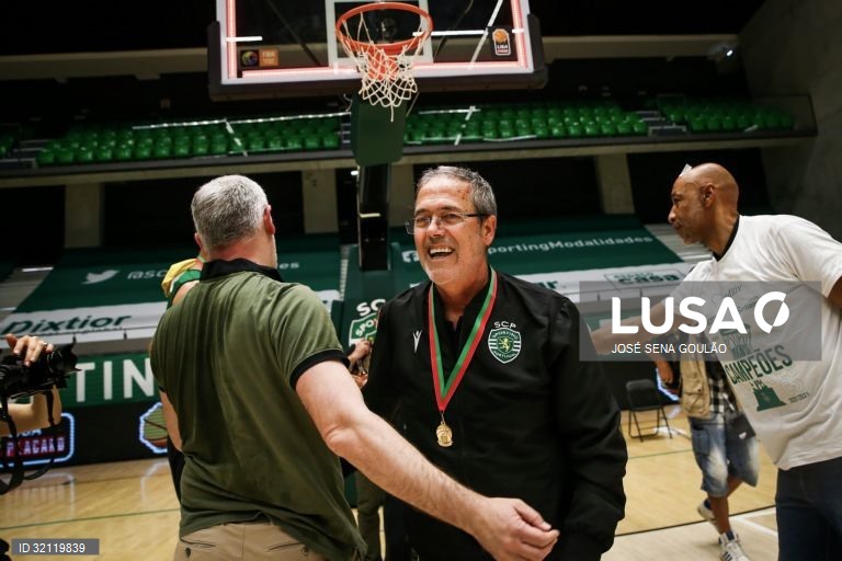O treinador do Sporting, Luis Magalhães, festeja a conquista do título nacional de basquetebol no final do quinto jogo da Final do Playoff, frente ao FC Porto, no Pavilhão João Rocha, em Lisboa, 02 de junho de 2021. O Sporting sagrou-se hoje campeão português de basquetebol 39 anos depois. JOSÉ SENA GOULÃO/LUSA