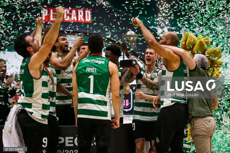 O jogador do Sporting, Micah Downs, segura a taça após a conquista do título nacional de basquetebol no final do quinto jogo da Final do Playoff, frente ao FC Porto, no Pavilhão João Rocha, em Lisboa, 02 de junho de 2021. O Sporting sagrou-se hoje campeão português de basquetebol 39 anos depois. JOSÉ SENA GOULÃO/LUSA