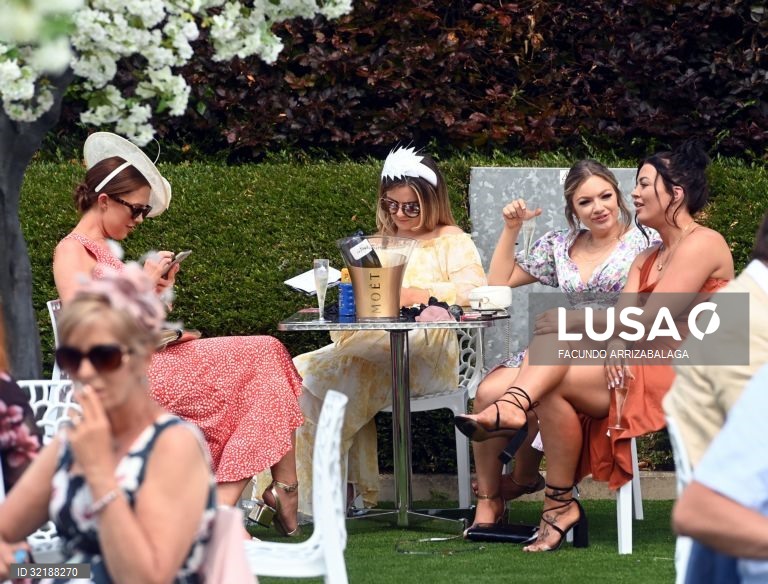 Corrida de cavalos "Derby Festival" em Epsom