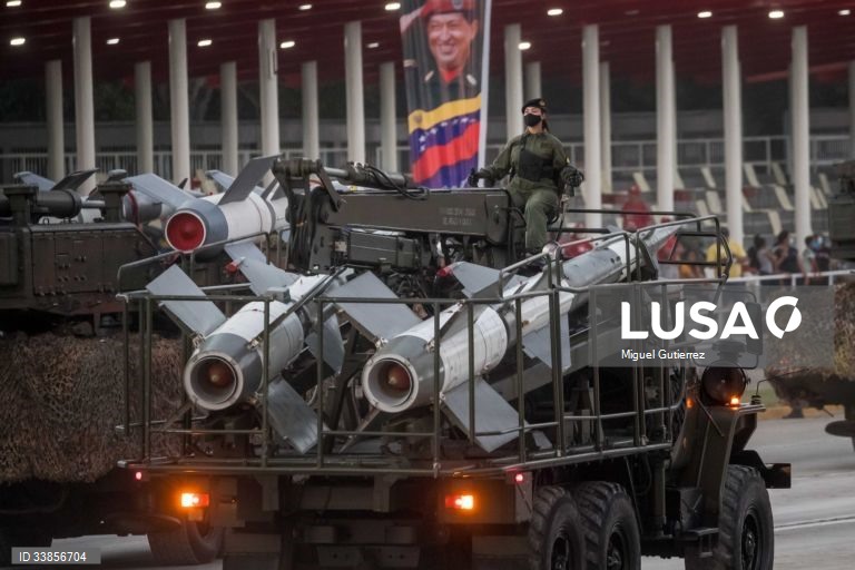 Venezuela: Parada miltar celebra os 210 anos da independência