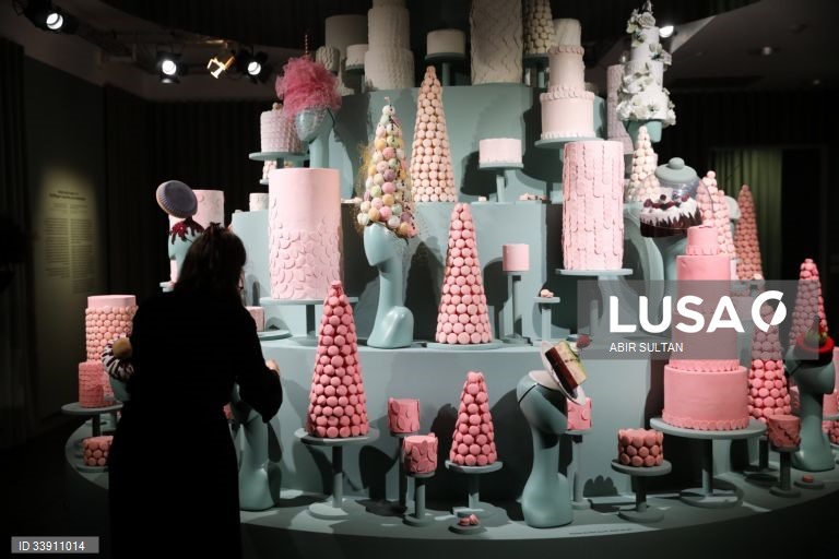 Exposição de moda no Museu Holon Design em Israel