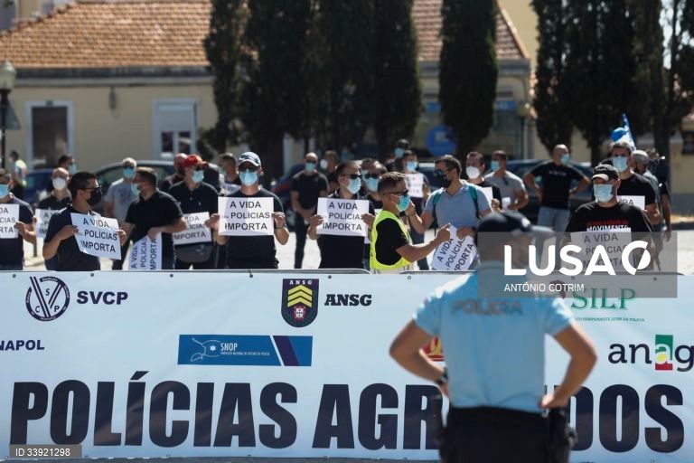 Elementos da PSP e da GNR participam na jornada de protesto com o objetivo de "sensibilizar todos os cidadãos para a problemática da não atribuição do suplemento de risco aos polícias da PSP e militares da GNR", junto ao Palácio da Ajuda, local onde decorre a reunião do Conselho de Ministros, em Lisboa, 15 de julho de 2021. Convocado pelos sindicatos da Polícia de Segurança Pública (PSP) e associações da Guarda Nacional Republicana (GNR) - Associação Nacional de Guardas; Associação Nacional de...