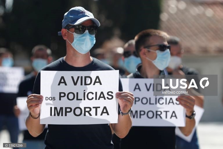 Elementos da PSP e da GNR participam na jornada de protesto com o objetivo de "sensibilizar todos os cidadãos para a problemática da não atribuição do suplemento de risco aos polícias da PSP e militares da GNR", junto ao Palácio da Ajuda, local onde decorre a reunião do Conselho de Ministros, em Lisboa, 15 de julho de 2021. Convocado pelos sindicatos da Polícia de Segurança Pública (PSP) e associações da Guarda Nacional Republicana (GNR) - Associação Nacional de Guardas; Associação Nacional de...