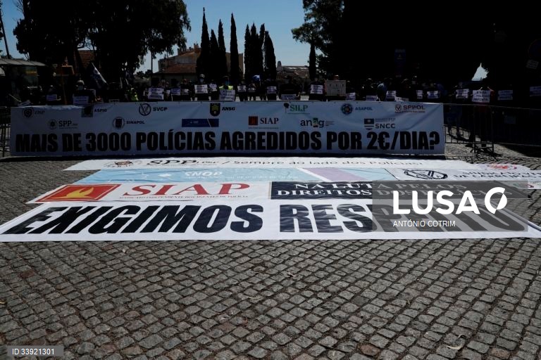 Elementos da PSP e da GNR participam na jornada de protesto com o objetivo de "sensibilizar todos os cidadãos para a problemática da não atribuição do suplemento de risco aos polícias da PSP e militares da GNR", junto ao Palácio da Ajuda, local onde decorre a reunião do Conselho de Ministros, em Lisboa, 15 de julho de 2021. Convocado pelos sindicatos da Polícia de Segurança Pública (PSP) e associações da Guarda Nacional Republicana (GNR) - Associação Nacional de Guardas; Associação Nacional de...