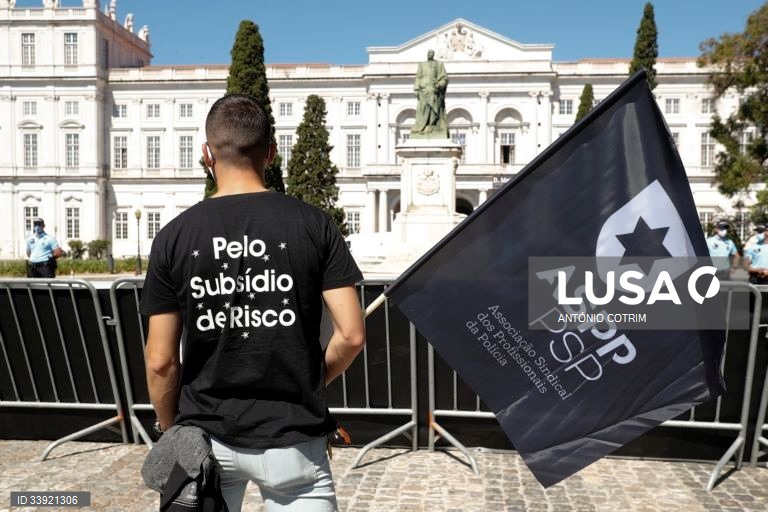 Um participante veste uma t-shirt onde se lê "Pelo Subsídio De Risco" durante a jornada de protesto dos elementos da PSP e da GNR com o objetivo de "sensibilizar todos os cidadãos para a problemática da não atribuição do suplemento de risco aos polícias da PSP e militares da GNR", junto ao Palácio da Ajuda, local onde decorre a reunião do Conselho de Ministros, em Lisboa, 15 de julho de 2021. Convocado pelos sindicatos da Polícia de Segurança Pública (PSP) e associações da Guarda Nacional...
