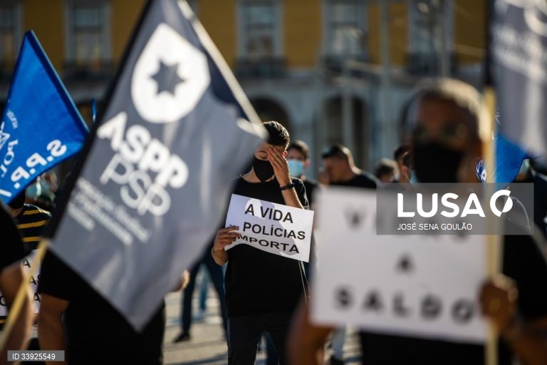 Profissionais da Polícia de Segurança Pública e da Guarda Nacional Republicana protestam com o objetivo de "sensibilizar todos os cidadãos para a problemática da não atribuição do suplemento de risco aos polícias da PSP e militares da GNR", em frente ao Ministério da Administração Interna, em Lisboa, 15 de julho de 2021. JOSÉ SENA GOULÃO/LUSA