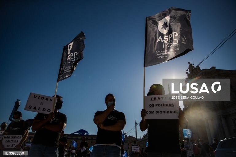 Profissionais da Polícia de Segurança Pública e da Guarda Nacional Republicana protestam com o objetivo de "sensibilizar todos os cidadãos para a problemática da não atribuição do suplemento de risco aos polícias da PSP e militares da GNR", em frente ao Ministério da Administração Interna, em Lisboa, 15 de julho de 2021. JOSÉ SENA GOULÃO/LUSA