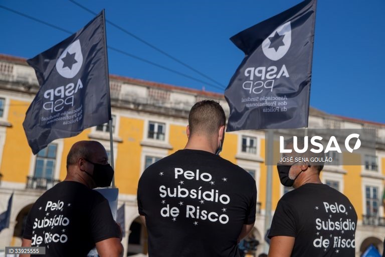 Profissionais da Polícia de Segurança Pública e da Guarda Nacional Republicana protestam com o objetivo de "sensibilizar todos os cidadãos para a problemática da não atribuição do suplemento de risco aos polícias da PSP e militares da GNR", em frente ao Ministério da Administração Interna, em Lisboa, 15 de julho de 2021. JOSÉ SENA GOULÃO/LUSA
